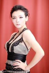 组图：崔波全新写真曝光 妖娆妩媚魅惑迷人