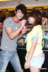 组图：郭品超陈怡蓉新剧收视飘红慰劳粉丝