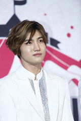 独家：东方神起出道十年开唱 白衣帅气兄弟情深