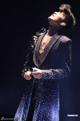 组图：钟汉良演唱会造型百变 献唱众多经典快歌