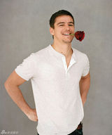 组图：哈奈特悠然享受玫瑰香烟 忧郁小生分享美