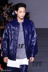 组图：孔孝真CL等助阵时装周 李秀赫亮相T台
