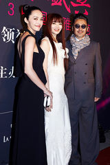 组图：姚晨露背长裙性感亮相 携手吴秀波走红毯