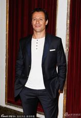 组图：《裁判》威尼斯首映 男星阿科斯帅气亮相