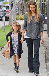 组图：辣妈阿尔芭带爱女出街 囧娃潮衫皮靴抢镜