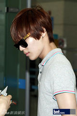 组图：SHINeeTEENTOP亮相机场 赴新参加演出