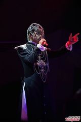 组图：张敬轩个唱上演3D大秀 舞台变身时光机