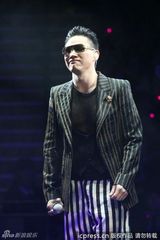 组图：黄伟文作品展开唱 陈奕迅拄拐演唱助阵