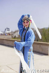 组图：武汉大学胡须男校园中扮美女 羡煞女生