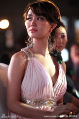 幻灯图集：居文沛粉色低胸礼服亮相 性感险走光  