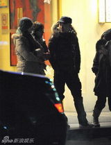 幻灯图集：聂远携神秘美女唱歌宵夜 不做“苦行僧”