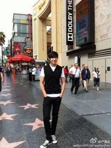 组图：“中国版李敏镐”火爆微博 原为报社记者