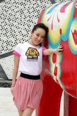 高清图：霍思燕世博园内拍写真 玩转小红马显童真