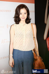 组图：韩女星文彩媛举办粉丝签名会展露优雅笑容