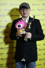 组图：金像奖得主后台秀奖杯 与小新合影