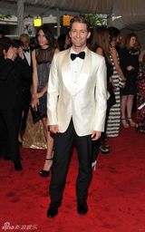 组图：美国时装学院庆典举行 众明星红毯竞艳