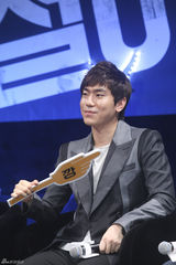 独家高清：刘亚仁牵手金海淑宣传新片《强哲》