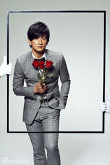 高清图：吴奇隆型男戴领结 打造另类黑色幽默