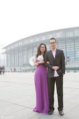 组图：张靓颖光影礼服幸福合唱献集体婚礼