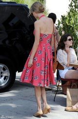 组图：泰勒-斯威夫特街拍LOOK 印花长裙清凉现身