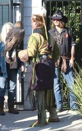 组图：约翰尼-德普穿印第安服装参加亲子活动