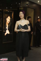 组图：杨千嬅露肩长裙上围暴涨