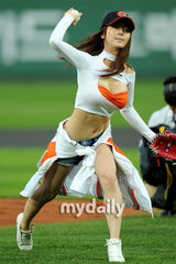 组图：韩模尹胜雅为棒球赛开球 爆乳装性感火辣