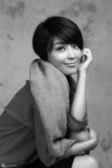 组图：高晓菲黑白写真 展文艺熟女风采