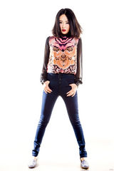 组图：张丁懿最新时尚写真 彰显女性干练气质