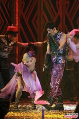 组图：周杰伦开个唱大秀人鱼线 张智霖同台助阵