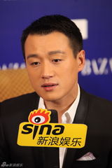 组图：佟大为亮相明星慈善夜 开心入围金马奖