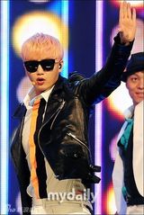 组图：韩女团舞台装尺度无下限 薄纱透视露底