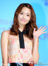 组图：少女时代允儿亮相活动 眼神纯净饱含深情