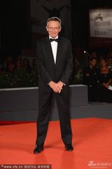 组图：《承诺》首映 豪尔穿长裙显优雅大方