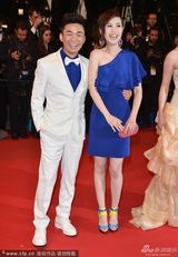 组图：王宝强戛纳红毯跪地示爱激吻娇妻