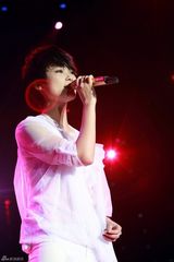 组图：李宇春生日策划 七年生日Live的六种色彩