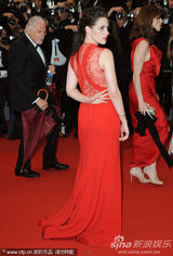 组图：暮光女火红深v裙走秀 胸前春光一览无余