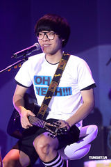 幻灯：卢广仲香港个唱尾场落幕 出席庆功宴兴奋难掩