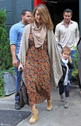 高清组图：杰西卡-阿尔芭街拍 披肩毛衣配长裙