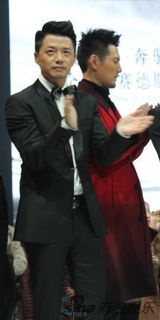 段奕宏出席时装秀时尚型男获青睐