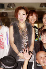 幻灯：郑秀文拼命为个唱彩排 否认为教会捐款三千万