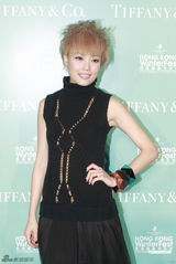 组图：容祖儿陈伟霆主持圣诞亮灯仪式