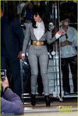 组图：GaGa米老鼠造型亮相 高垫肩圆墨镜显囧相