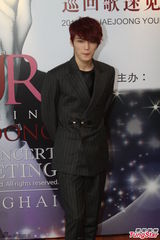 组图：韩国人气偶像金在中亮相上海魅惑帅气