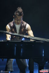 组图：big4开演唱会发红封包 互曝成员糗事