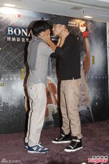 组图：张家辉与彭于晏搞笑接吻 禁妻子拍吻戏