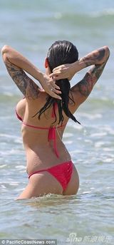 组图：辣模哈米比基尼兜巨波 大秀纹身巨钻抢眼