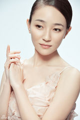 组图：焦俊艳时尚写真演绎清新魅力