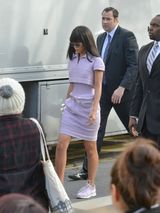 组图：蕾哈娜亮相巴黎时装周 墨镜纹身炫酷抢镜