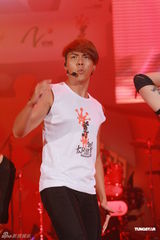 组图：李克勤郑欣宜开唱 鼓励年青人追梦